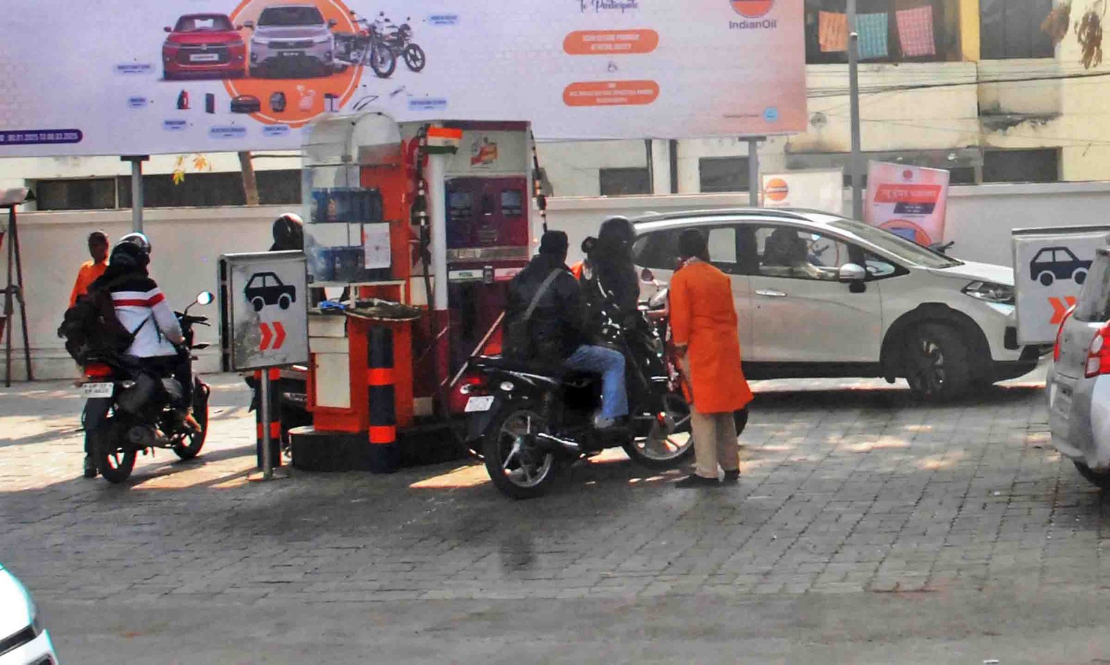No Helmet No Petrol sarwadhik news बिना हेलमेट के पेट्रोल दे रहें पेट्रोल पम्प 1