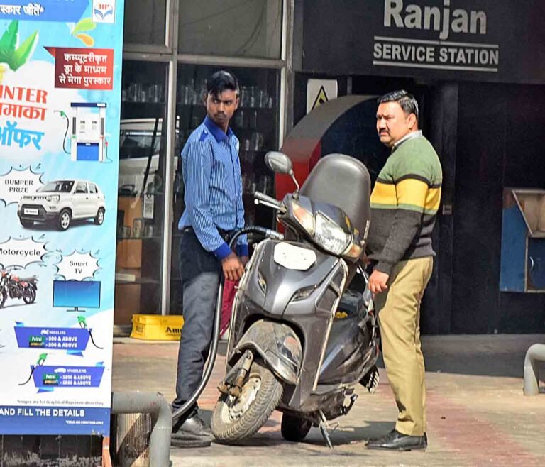 No Helmet No Petrol sarwadhik news बिना हेलमेट के पेट्रोल दे रहें पेट्रोल पम्प