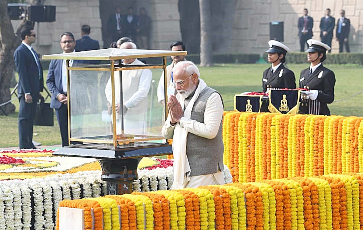 modi pays tribute to mahatma gandhi sarwadhik news प्रधानमंत्री नरेन्द्र मोदी ने कहा बापू के आदर्श 1