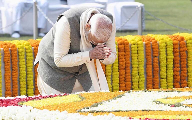 modi pays tribute to mahatma gandhi sarwadhik news प्रधानमंत्री नरेन्द्र मोदी ने कहा बापू के आदर्श