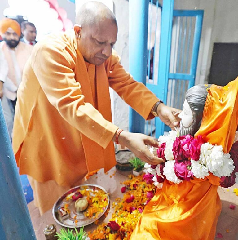 CM Yogi adityanath ravidas jayanti sarwadhik news मुख्यमंत्री योगी ने संत गुरु रविदास की प्रतिमा पर मार्ल्यापण