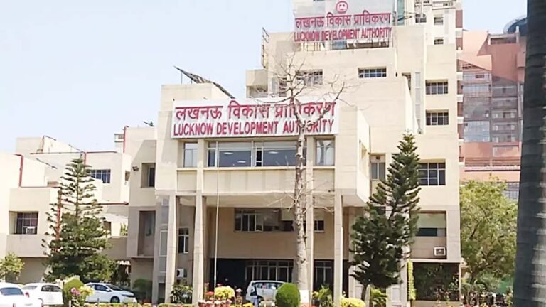 LDA News लखनऊ विकास प्राधिकरण में विशेष रजिस्ट्री कैम्प शुरू sarwadhik news