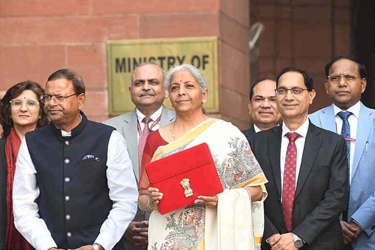 aam budget nirmala sitaraman आम बजट 12 लाख रुपये की सालाना आय पर कोई टैक्स नहीं sarwadhik news 2025-26