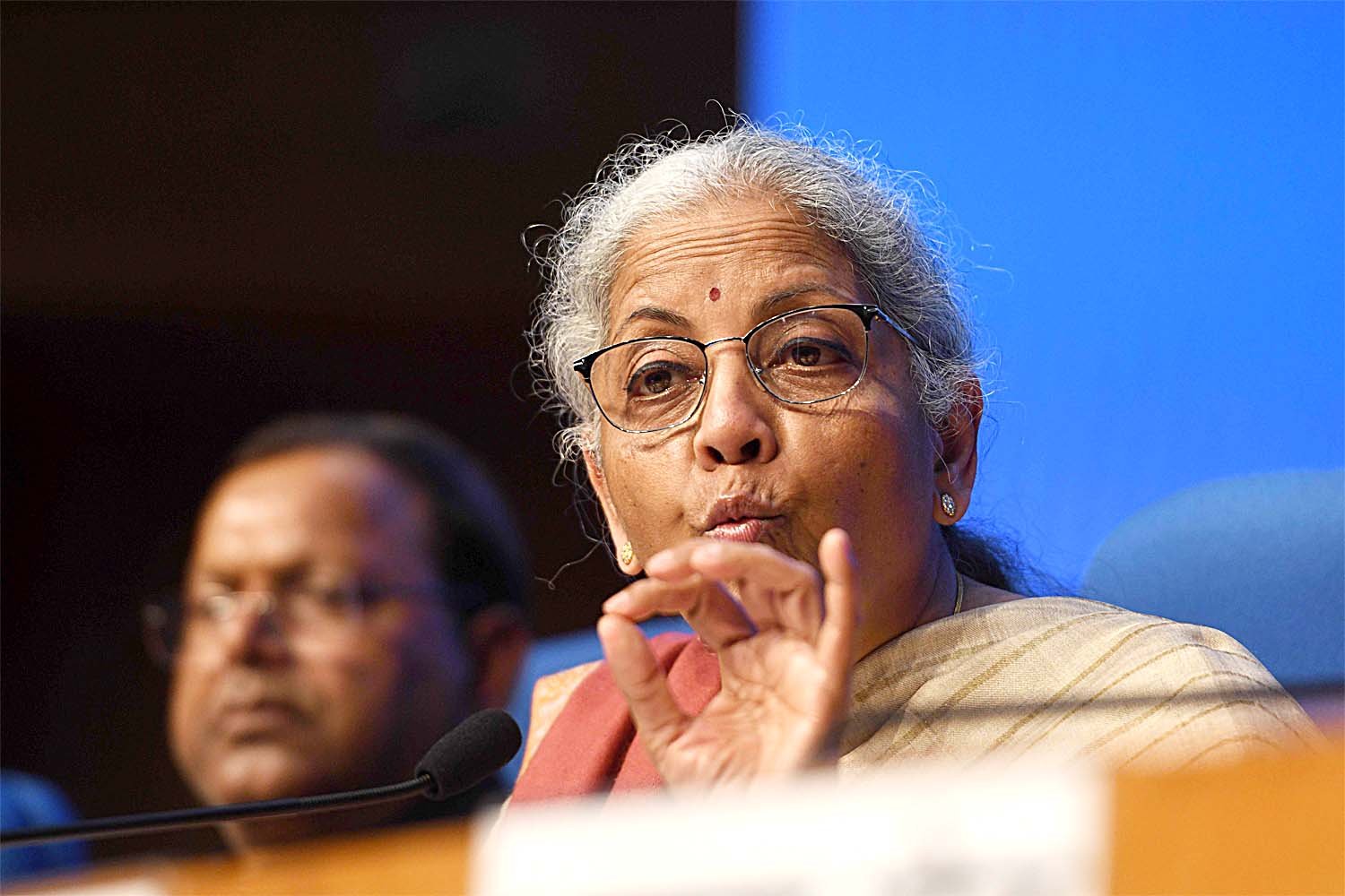 aam budget nirmala sitaraman आम बजट 12 लाख रुपये की सालाना आय पर कोई टैक्स नहीं sarwadhik news 2025-26 budget