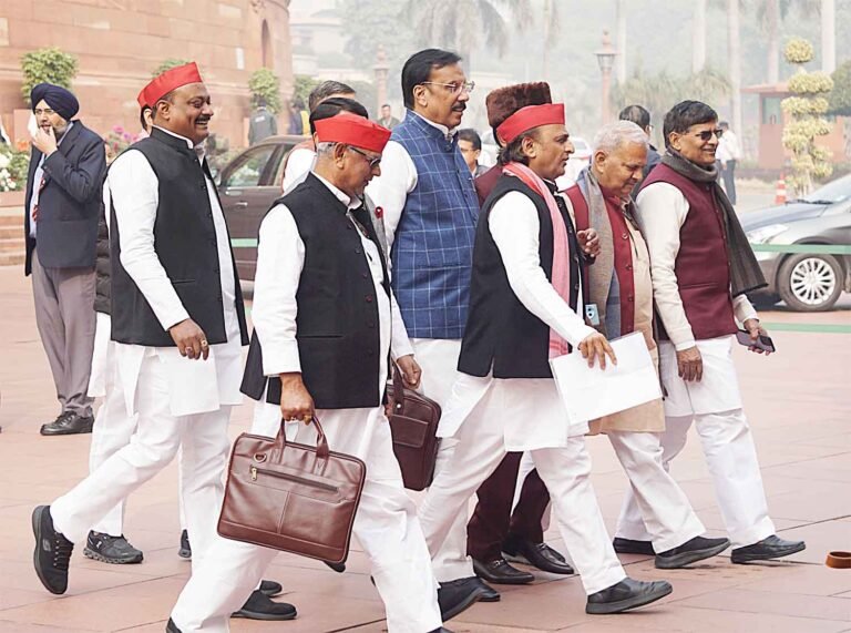akhilesh yadav sarwadhik news बजट को लेकर विपक्ष ने किया संसद से वॉकआउट