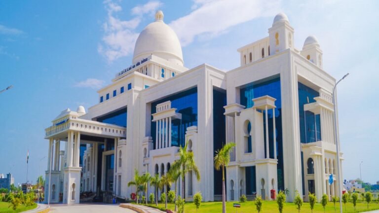 aktu lucknow sarwadhik news एकेटीयू पढ़ाई के साथ छात्रों को स्किल्ड बनाने पर जोर