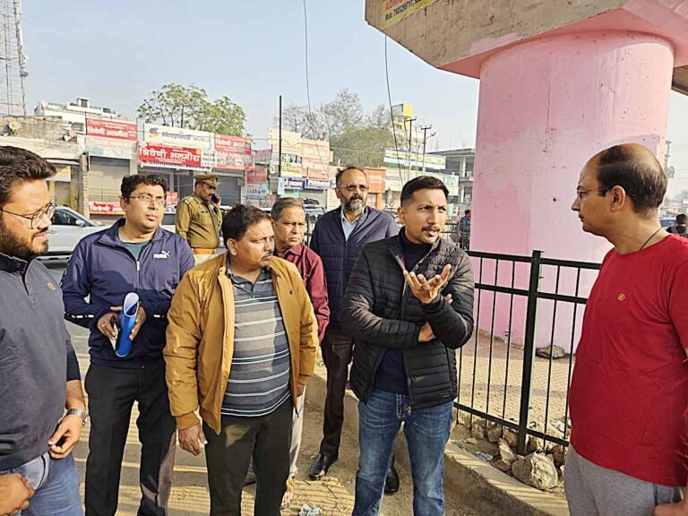 lucknow dm vishakh ji nirikshan awadh bus station अवध बस डिपो के सामने बनेगा बस हॉल्ट