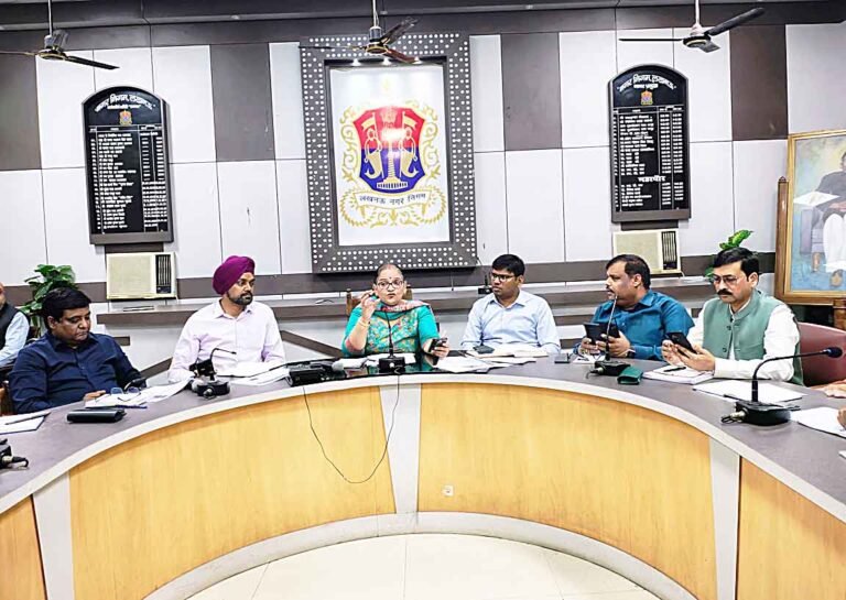 mayor sushma kharkwal nagar nigam महापौर और नगर आयुक्त ने ली स्वच्छ सर्वेक्षण को लेकर अहम बैठक