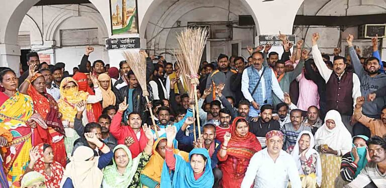 nagar nigam par safai karmchariyon ka pradarsan नगर निगम कार्यालय पर सफाई कर्मचारियों का प्रदर्शन sarwadhik news