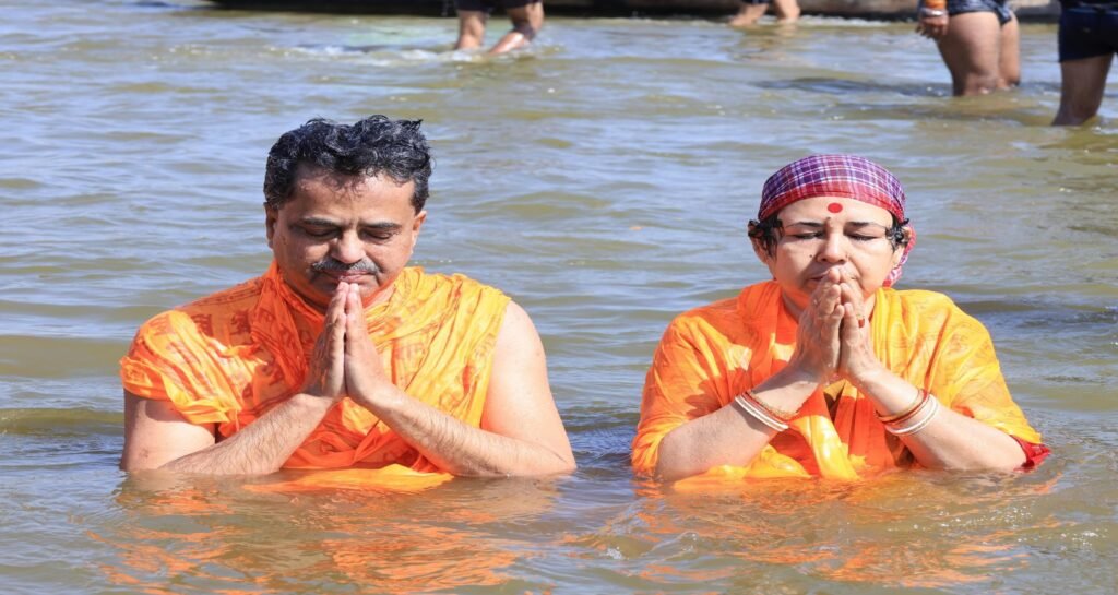 त्रिपुरा के मुख्यमंत्री माणिक साहा ने सपरिवार संगम में किया स्नान Sarwadhik News