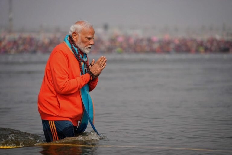 प्रधानमंत्री नरेन्द्र मोदी ने बुधवार को त्रिवेणी संगम में डुबकी लगाई Sawwadhik News