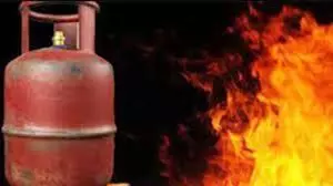 बाराबंकी रसोई गैस सिलेंडर से रिसाव के बाद लगी आग, पांच झुलसे Sarwadhik News