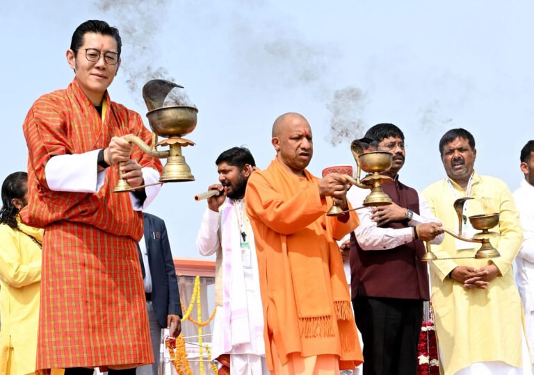 महाकुंभ भूटान नरेश ने संगम में लगाई डुबकी, अक्षयवट के दर्शन किए Sarwadhik News
