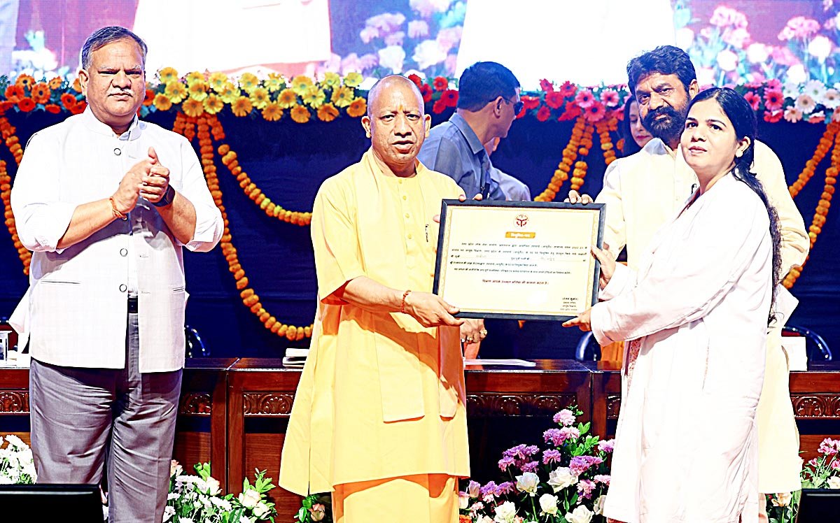 Cm Yogi adityanath योगी ने कहा देश सेवा नारों या भाषणों से नहीं, बल्कि कर्तव्यों के निर्वहन से होती है sarwadhik news 2