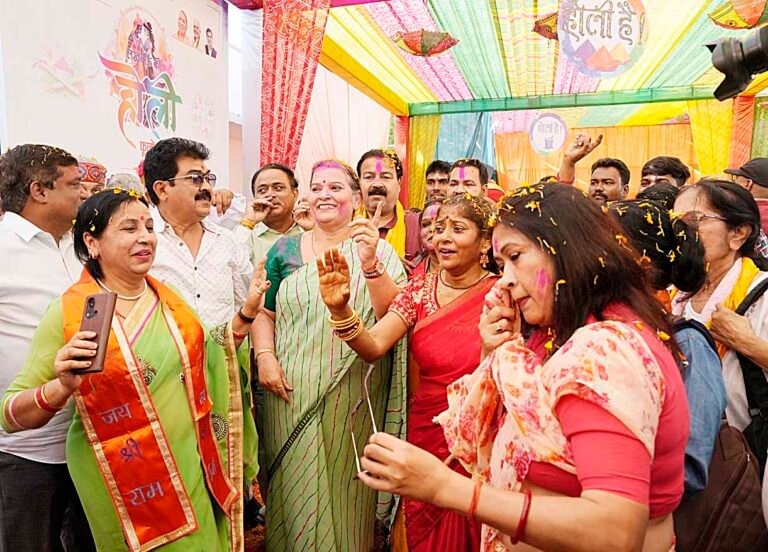 nagar nigam lucknow महापौर की होली मिलन समारोह में दिखी पार्षदों की नाराजगी sarwadhik news mayor sushma kharakwal sarvadhik news 2025