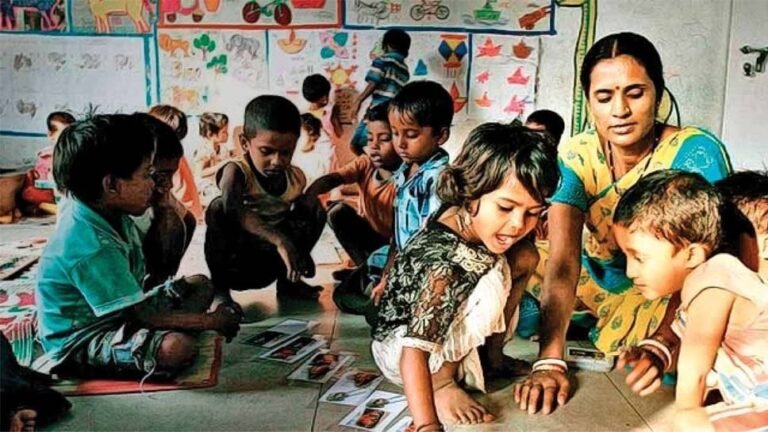 आंगनबाड़ी केंद्रो पर पढ़ने वाले बच्चों को सही दिशा दिखलाना जरुरी आनंदीबेन Sarwadhik News