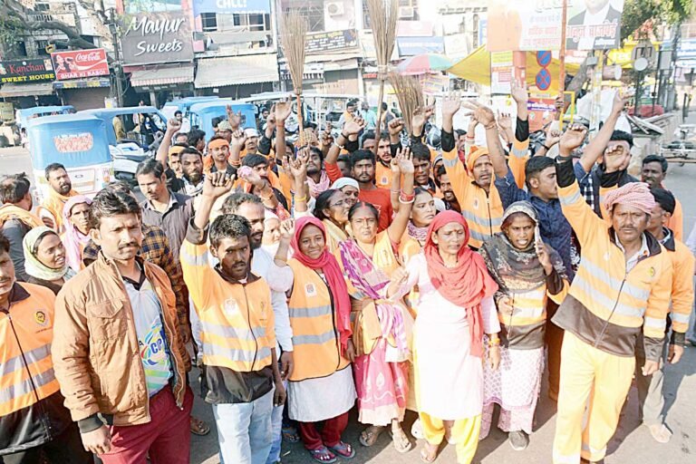 नगर निगम जोन-5 वेतन न मिलने पर सफाई कर्मचारियों ने किया प्रदर्शन sarvadhik news nagar nigam karmi sarwadhik news