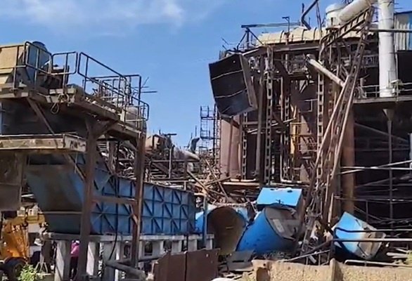 पानी की टंकी गिरी, दबने से एक मजदूर की मौत, दो अन्य घायल Sarwadhik News