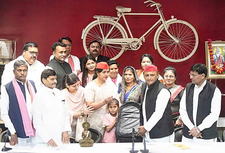 akhilesh बुलडोजर कार्रवाई के दौरान किताबें लेकर भागती बच्ची का अखिलेश ने किया सम्मान