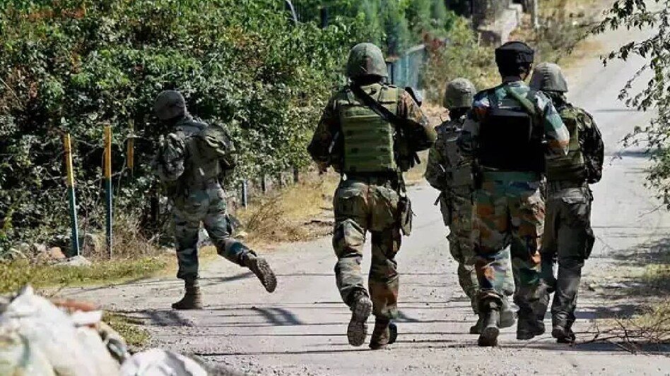 जम्मू-कश्मीर के उधमपुर में सुरक्षा बलों और आतंकवादियों के बीच मुठभेड़ जारी Sarwadhik News
