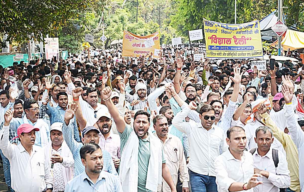 निजीकरण के विरोध में बिजली कर्मियों का राज्यव्यापी प्रदर्शन, निकाली रैली (2)