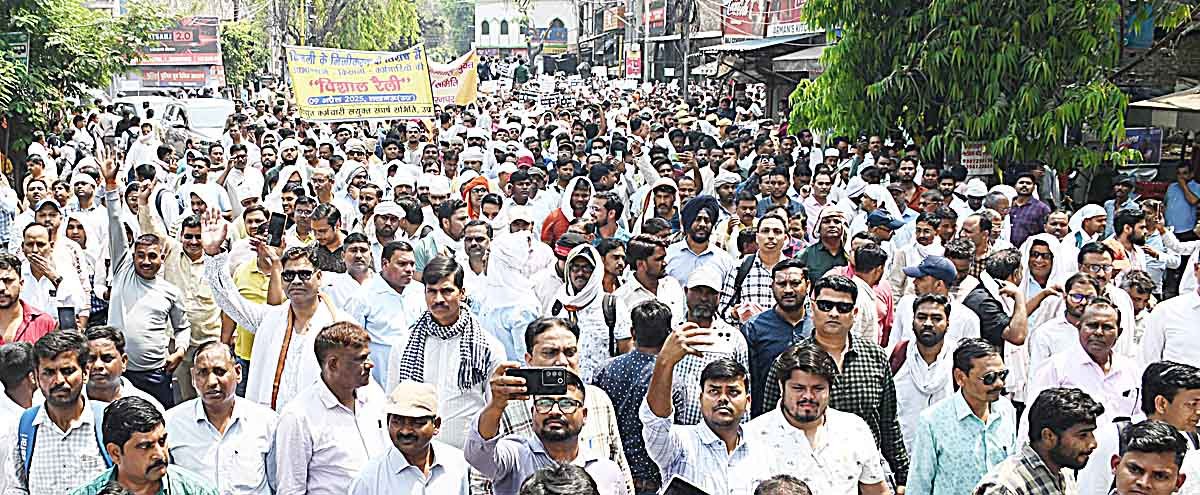 निजीकरण के विरोध में बिजली कर्मियों का राज्यव्यापी प्रदर्शन, निकाली रैली (2)
