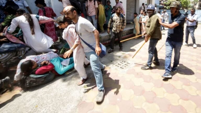नौकरियां गंवाने वाले शिक्षकों ने प्रदर्शन किया Sarwadhik News