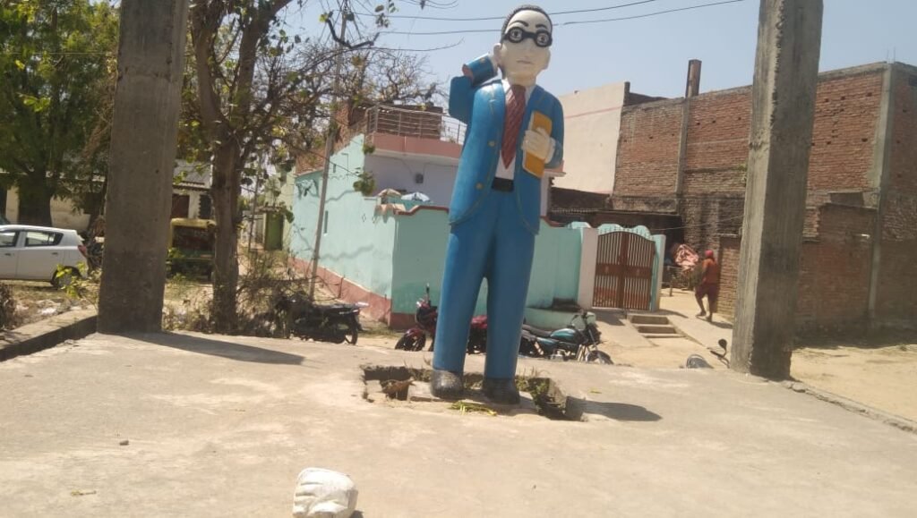 प्रयागराज में अंबेडकर की मूर्ति तोड़ने पर हंगामा Sarwadhik News