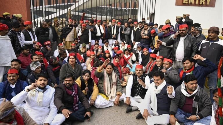 सपा कार्यकर्ताओं ने लखनऊ में किया प्रदर्शन, मामला दर्ज Sarwadhik News