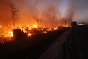 300 से अधिक झोपड़ियों में लगी भीषण आग, 30 सिलेंडर हुए ब्लास्ट -विकास नगर थाना क्षेत्र की घटना, दमकल की दर्जनों गाड़ियां राहत कार्य में जुटी