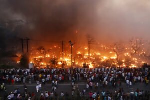 300 से अधिक झोपड़ियों में लगी भीषण आग, 30 सिलेंडर हुए ब्लास्ट -विकास नगर थाना क्षेत्र की घटना, दमकल की दर्जनों गाड़ियां राहत कार्य में जुटी