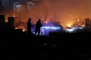 300 से अधिक झोपड़ियों में लगी भीषण आग, 30 सिलेंडर हुए ब्लास्ट -विकास नगर थाना क्षेत्र की घटना, दमकल की दर्जनों गाड़ियां राहत कार्य में जुटी