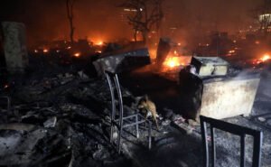 300 से अधिक झोपड़ियों में लगी भीषण आग, 30 सिलेंडर हुए ब्लास्ट -विकास नगर थाना क्षेत्र की घटना, दमकल की दर्जनों गाड़ियां राहत कार्य में जुटी