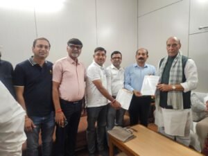 व्यापारियों ने राजनाथ सिंह को सौंपा ज्ञापन, पुराने भवनों पर कार्रवाई से नाराज़ व्यापारी