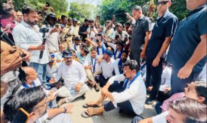 गोंडा जा रहे सांसद चंद्रशेखर आजाद को बाराबंकी में रोका, समर्थकों का टोल प्लाजा पर हंगामा