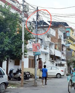 नगर निगम ने कागजों में निस्तारित की शिकायत, सड़क पर अब भी टेढ़ी स्ट्रीट लाइटें