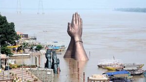 वाराणसी में गंगा का जलस्तर घटा, फिर भी निचले इलाकों में बाढ़ जैसे हालात