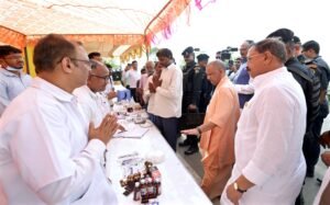 लखनऊ में बाढ़ पीड़ितों से मिले सीएम योगी, फैजुल्लागंज से नैमिष तक बनेगा तटबंध