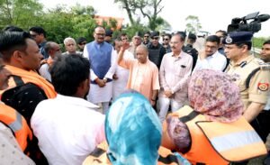 लखनऊ में बाढ़ पीड़ितों से मिले सीएम योगी, फैजुल्लागंज से नैमिष तक बनेगा तटबंध