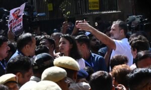 निर्वाचन आयोग के मुद्दे पर फिर सड़क पर विपक्ष, राहुल गांधी समेत कई नेता हिरासत में