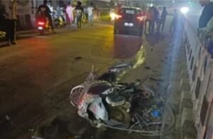 महानगर में स्कूटी और कार की भीषण टक्कर, स्कूटी सवार गंभीर रूप से घायल